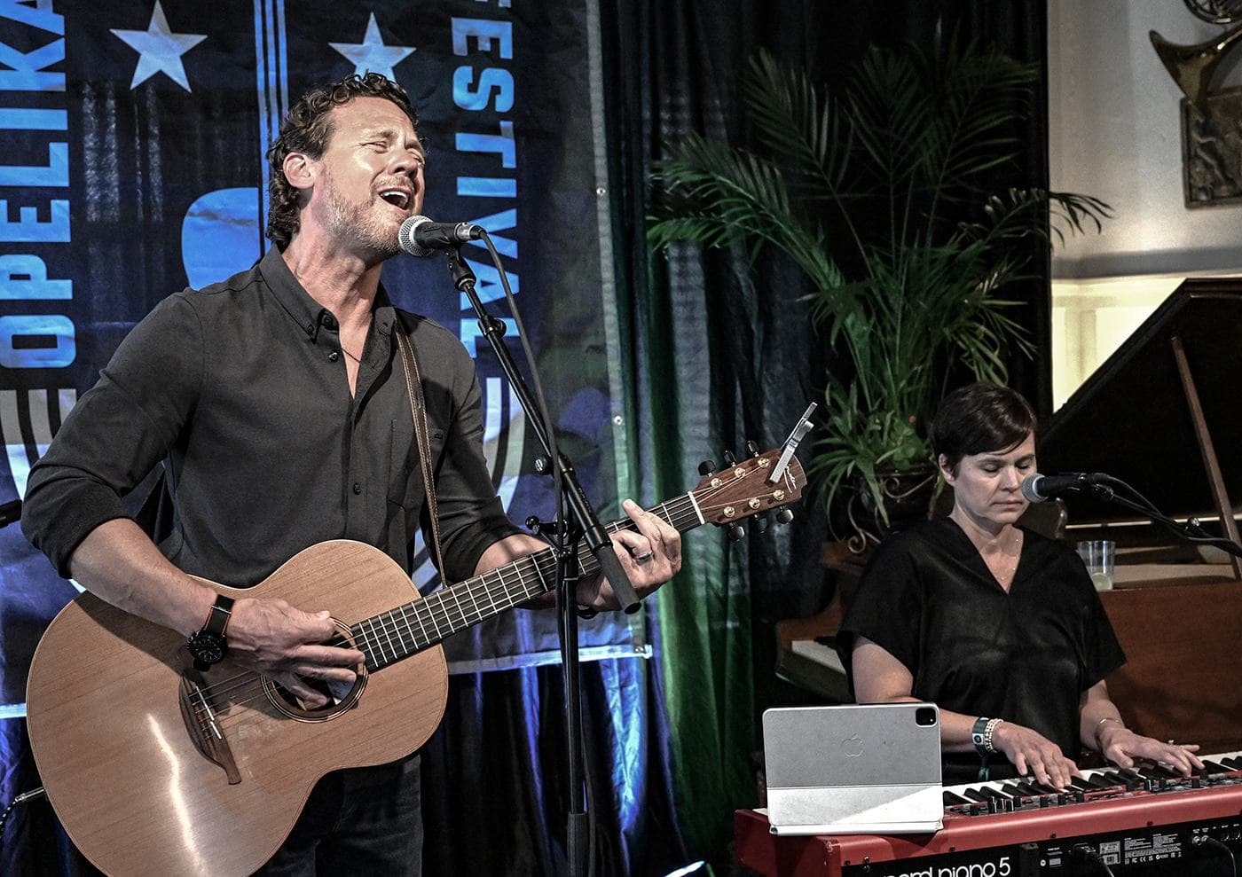 Mike Kinnebrew and Lindsay Kinnebrew perform