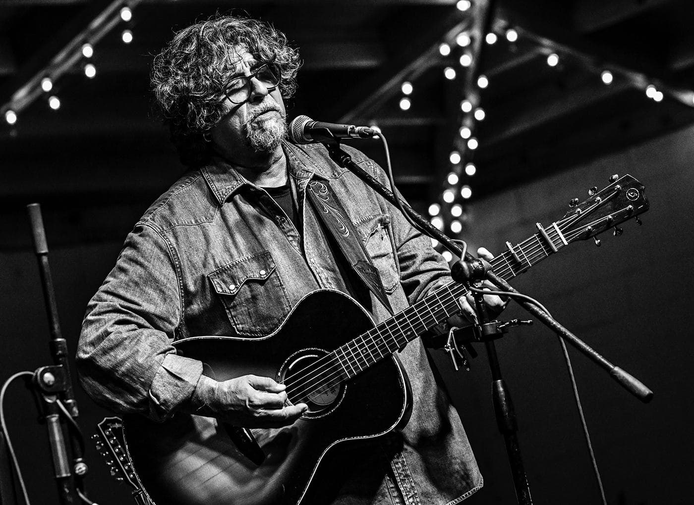 Dan Navarro performs