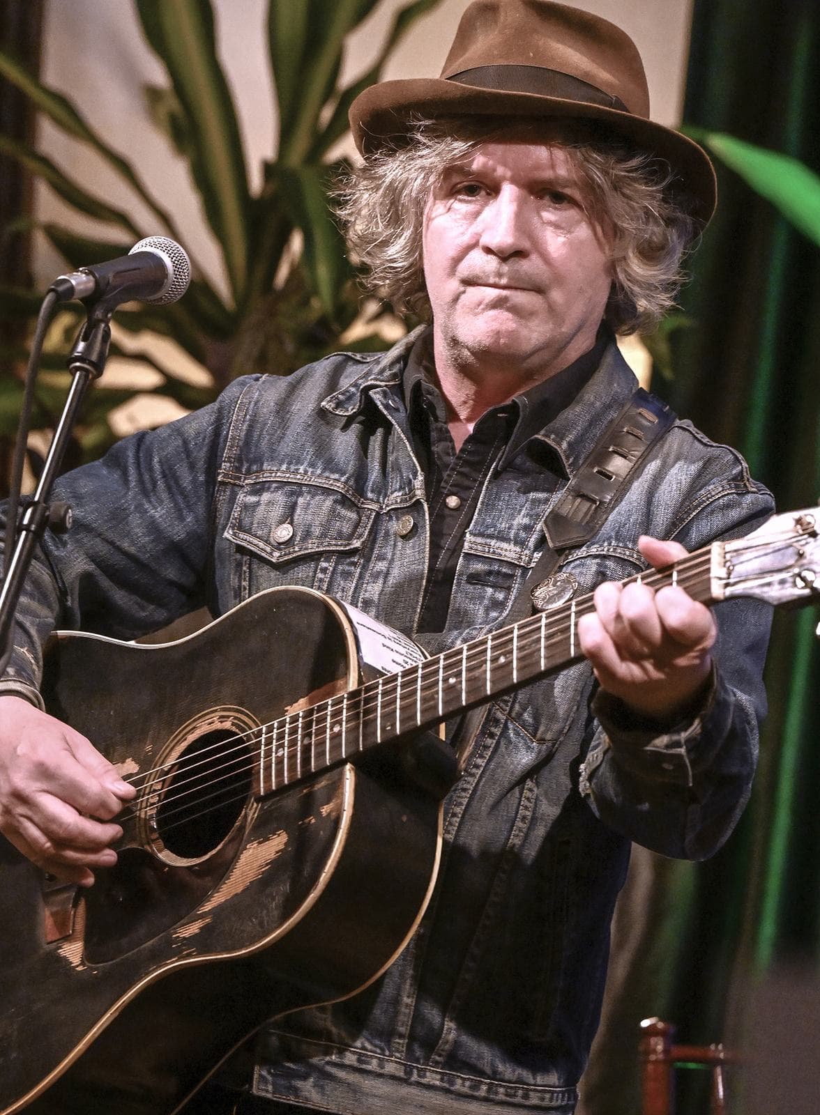 Tim Easton performs