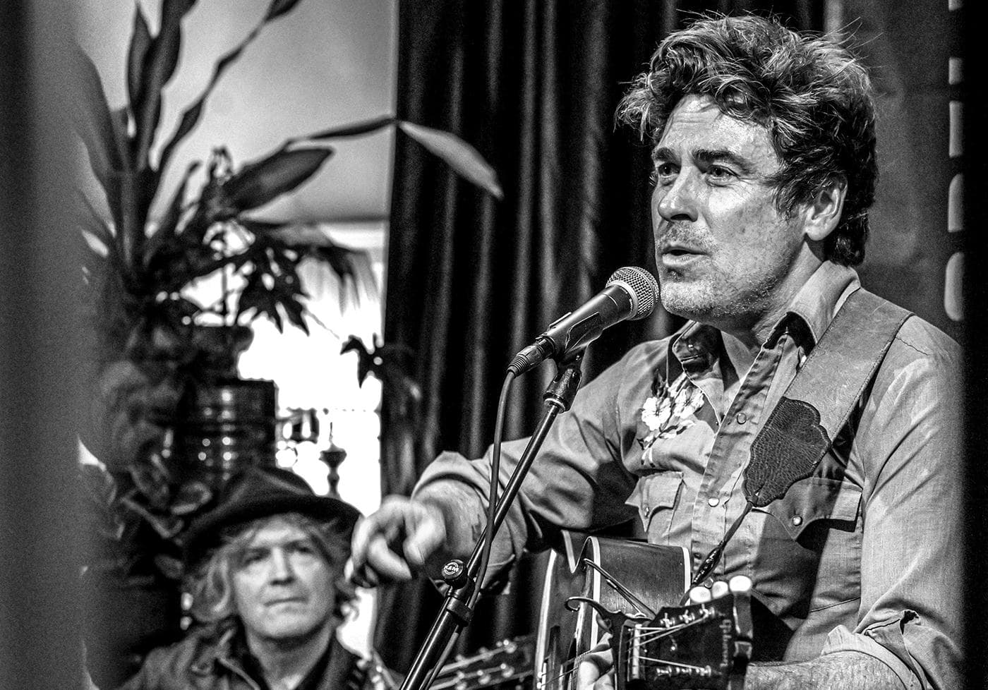 Tim Easton and Eliot Bronson perform