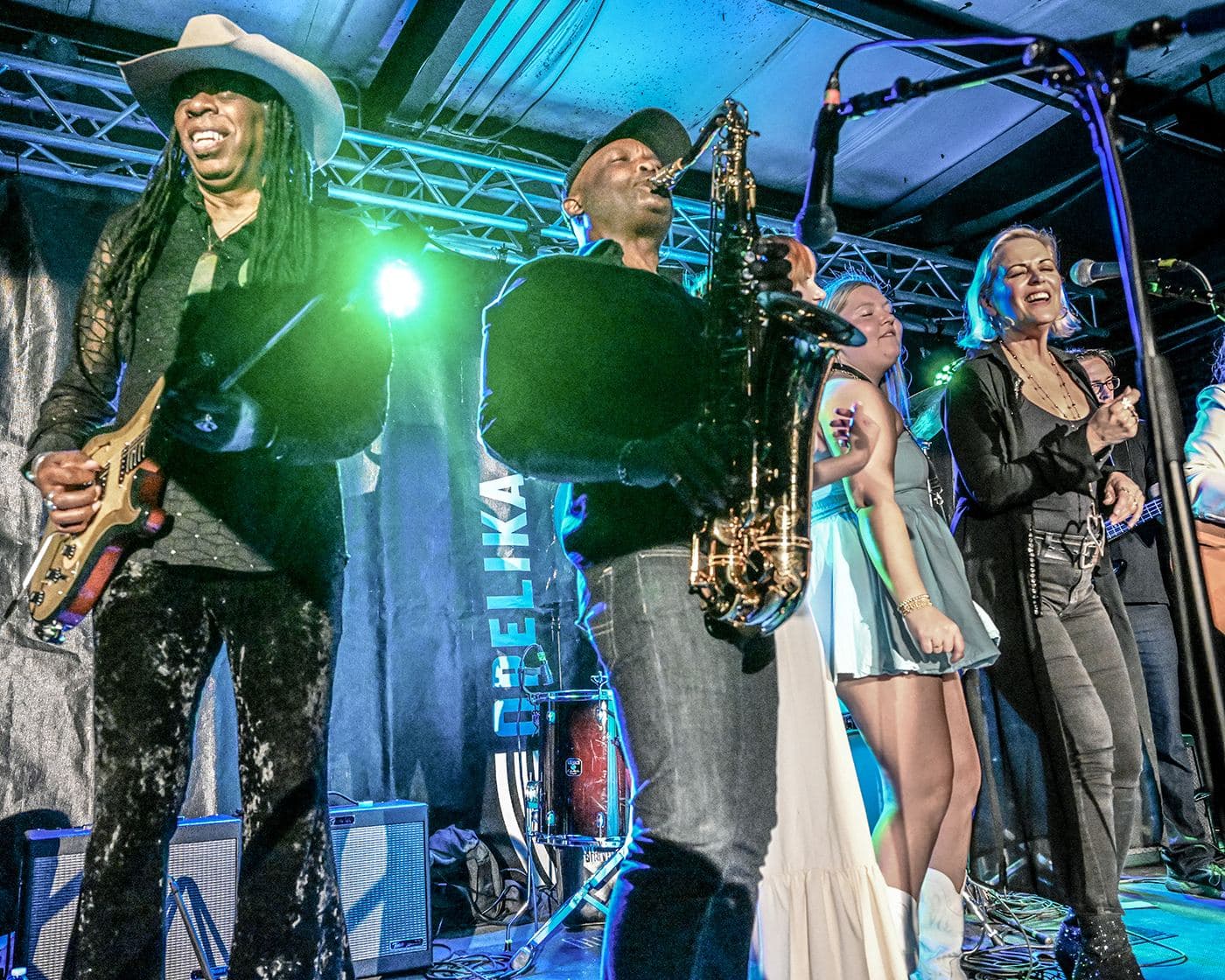 The lineup crowded onto one stage under blue and green light for the late night jam finale